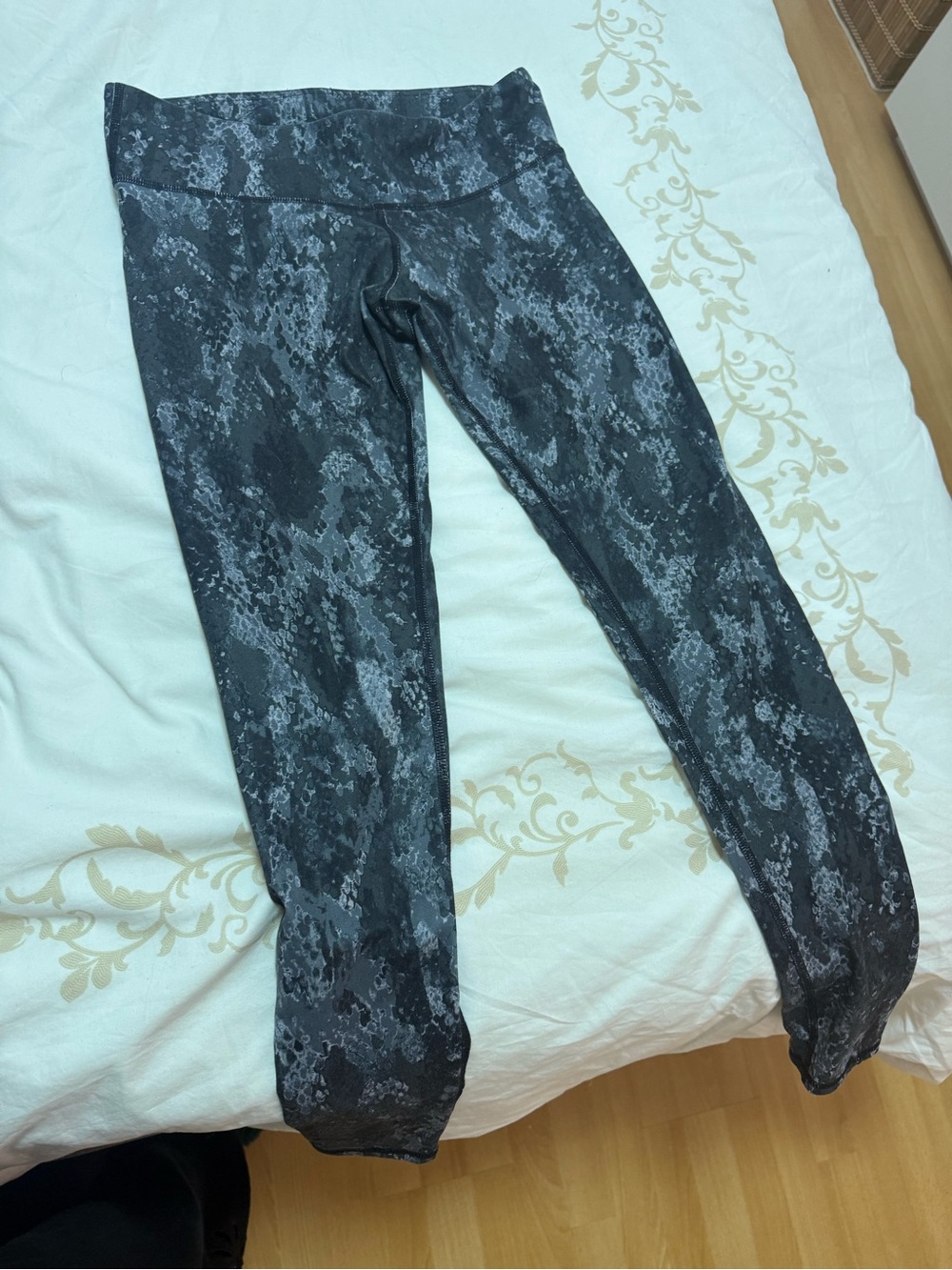 ALO Yoga Women's Black & Gray Printed Leggings